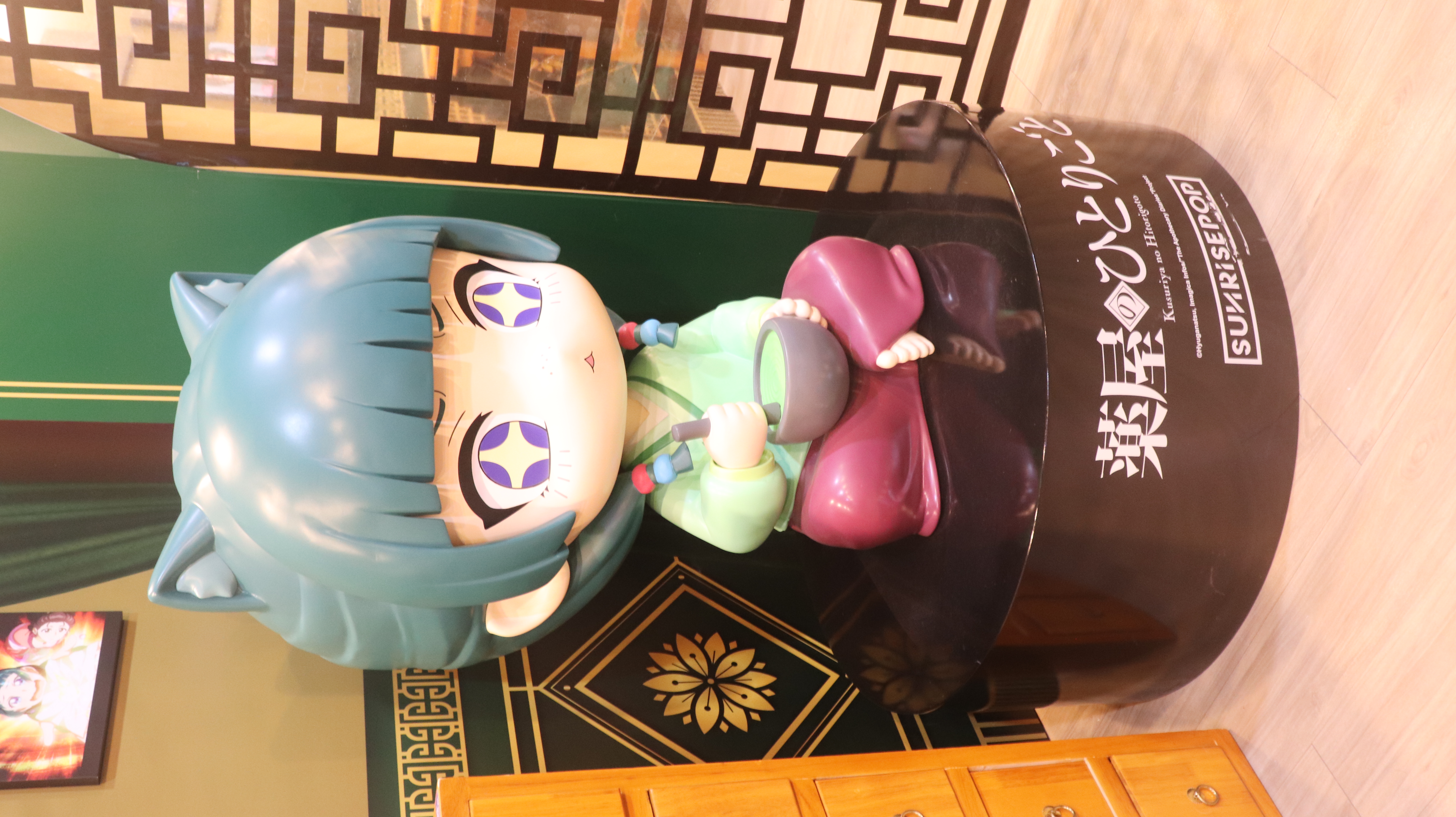 《藥師少女的獨語》快閃店台北華山站 貓貓大型公仔打卡點