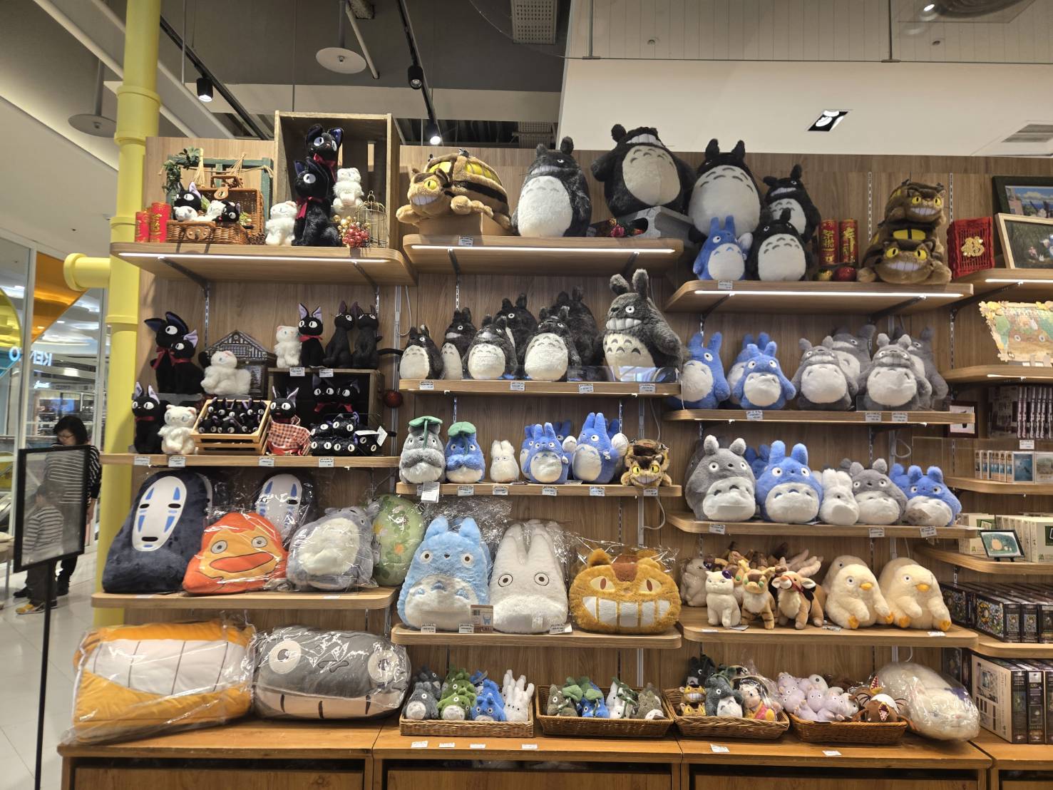 吉卜力工作室周邊商品專賣店「橡子共和國」絨毛玩偶、抱枕區