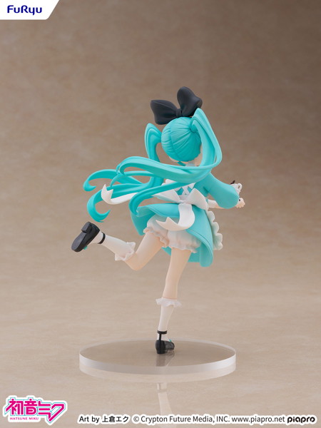 《初音未來》化身童話妖精！FURYU 全新「桌上妖精」不思議之國版本模型 背面