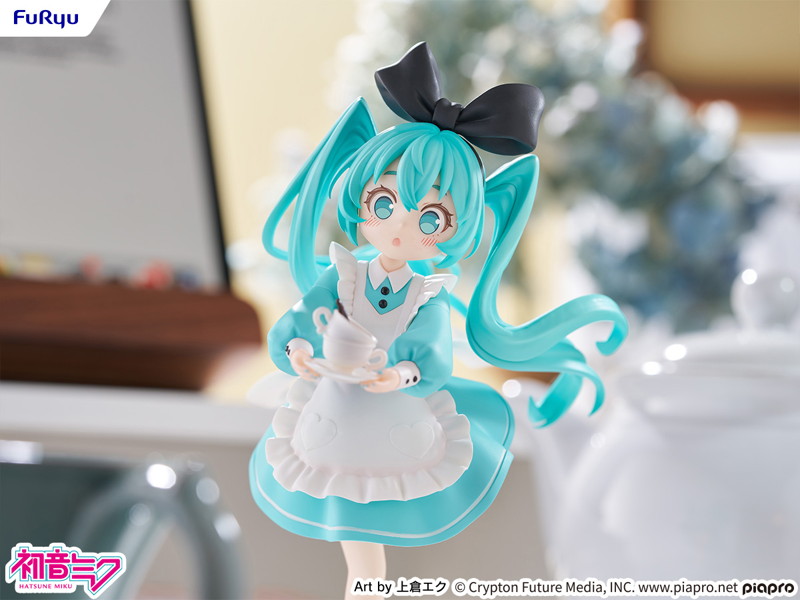 《初音未來》化身童話妖精！FURYU 全新「桌上妖精」不思議之國公仔