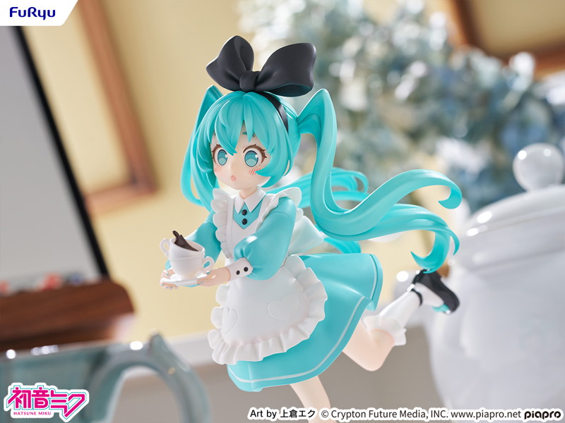 《初音未來》化身童話妖精！FURYU 全新「桌上妖精」不思議之國版本模型，2026 年 6 月登場