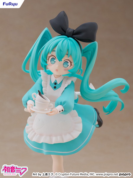 《初音未來》化身童話妖精！FURYU 全新「桌上妖精」不思議之國模型