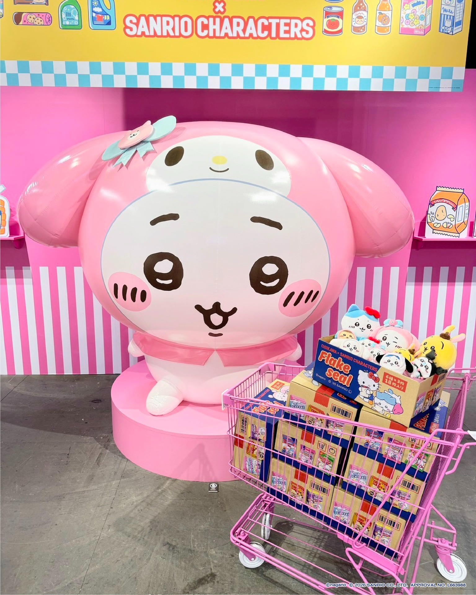 吉伊卡哇×三麗鷗聯名快閃店|穿著美樂蒂造型的吉伊卡哇巨型氣球打卡店