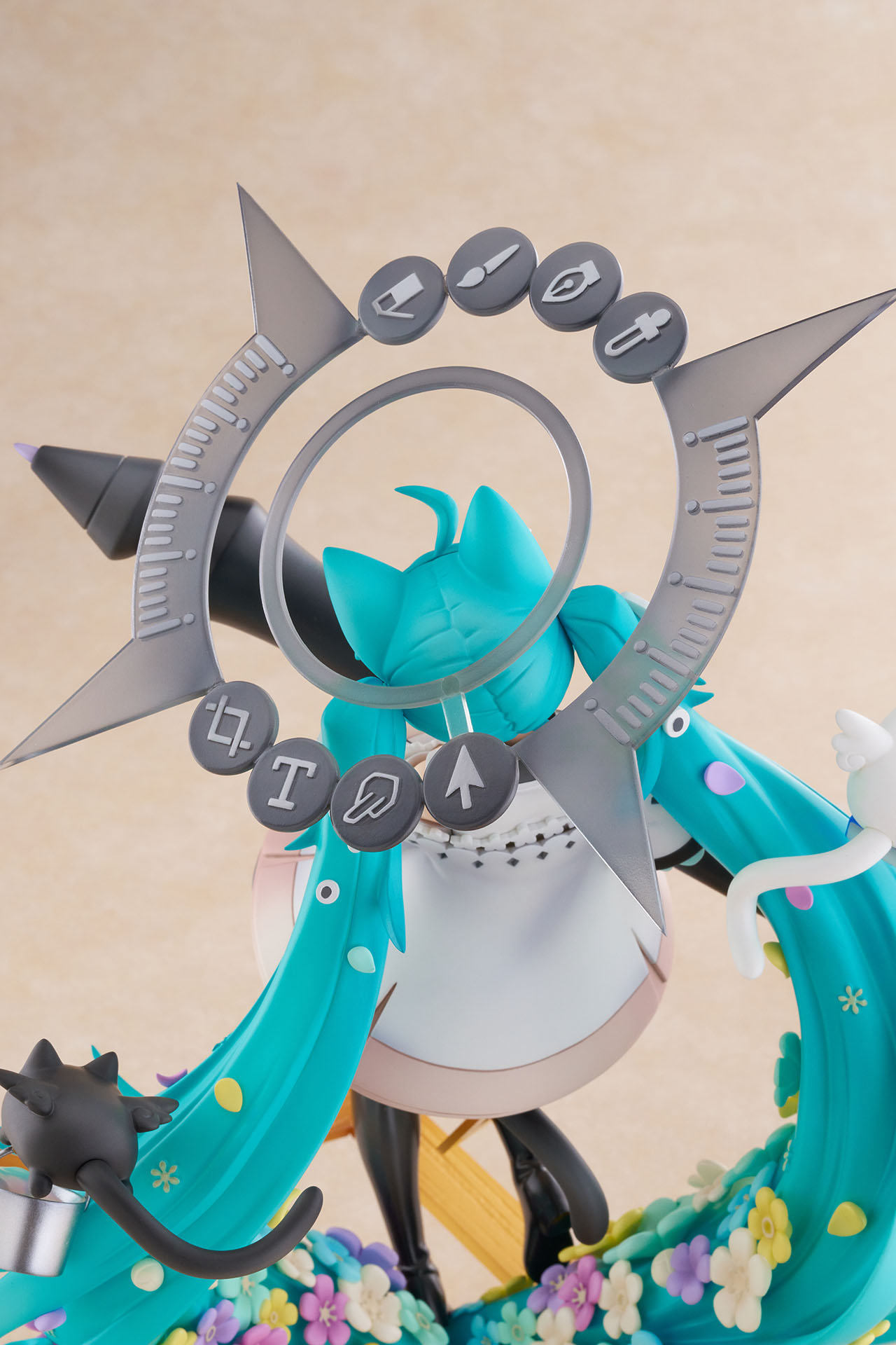 初音未來 &times; 『齋藤直葵』 ～繪畫 ver.～ 1/7 比例模型 頭頂操作符號特寫