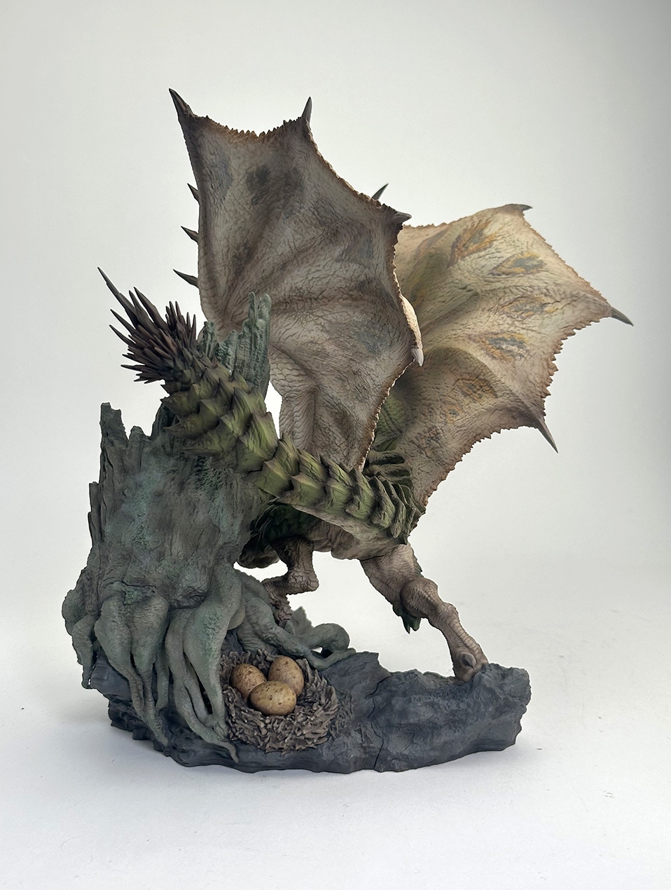 魔物獵人「雌火龍」模型台座暗藏彩蛋：背面巢與蛋，打造更有故事感的展示