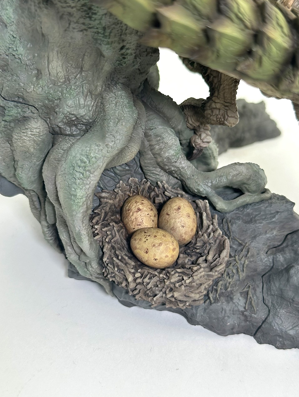 魔物獵人「雌火龍」模型台座暗藏彩蛋：背面巢與蛋設計