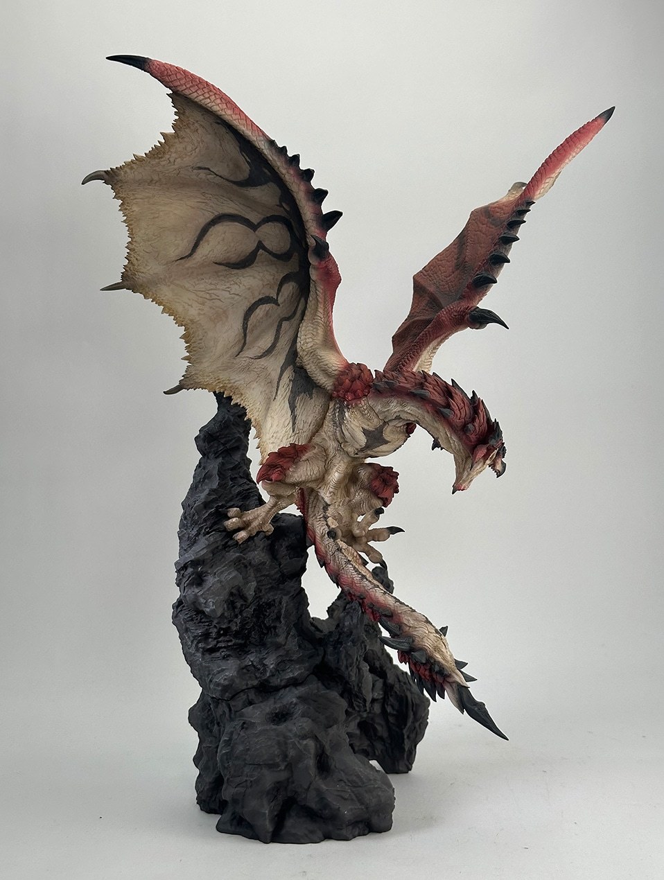 經典魔物「天空王者」雄火龍再進化！模型雕像全面重製