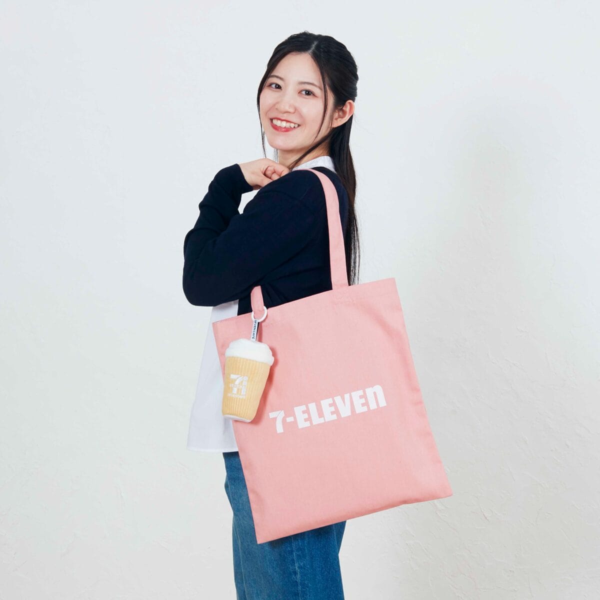 Happy快樂賞《7-ELEVEN》E賞:7-ELEVEN帆布托特包 與B賞咖啡杯絨毛吊飾搭配超有型