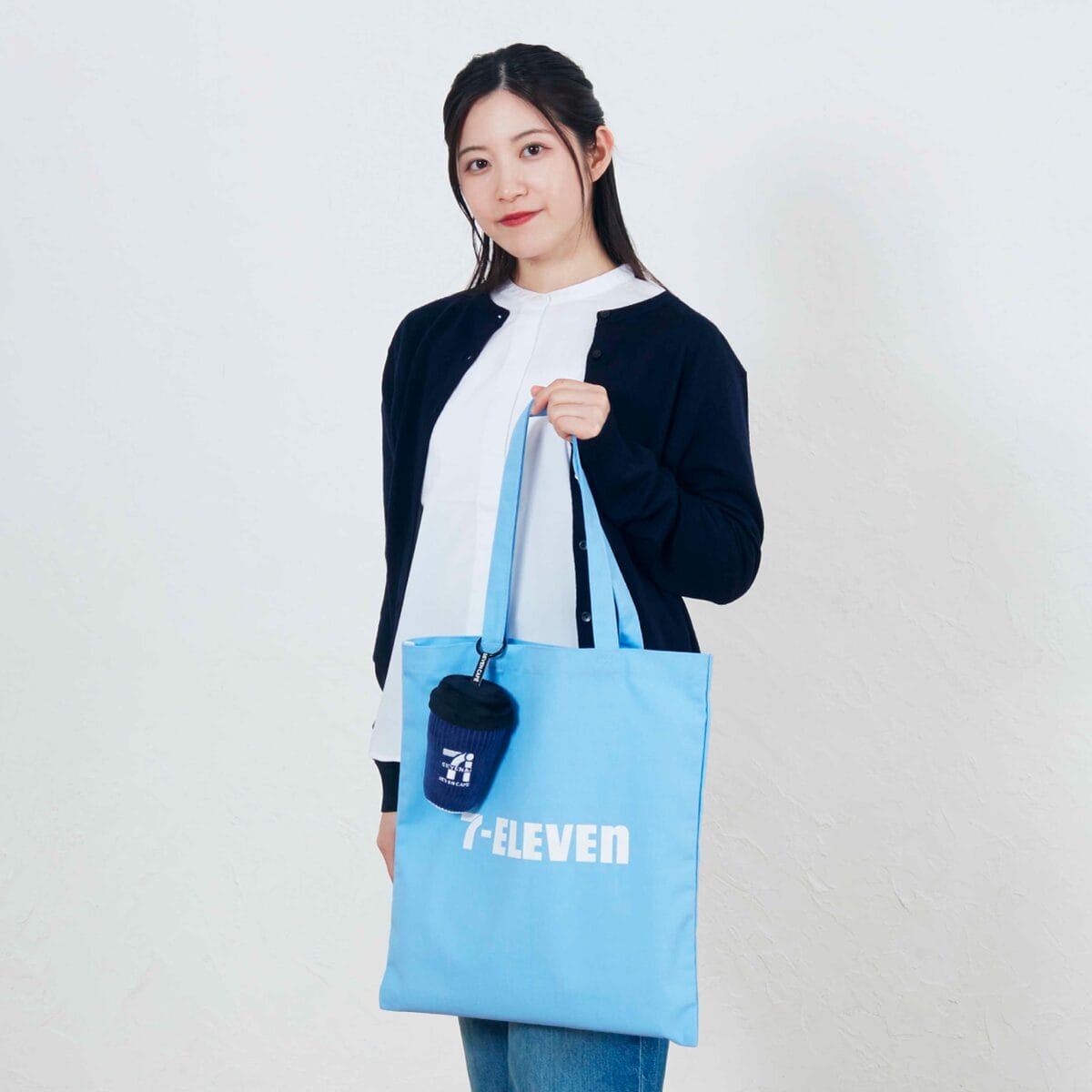 Happy快樂賞《7-ELEVEN》E賞:7-ELEVEN帆布托特包 與B賞咖啡杯絨毛吊飾搭配百搭滿分 !