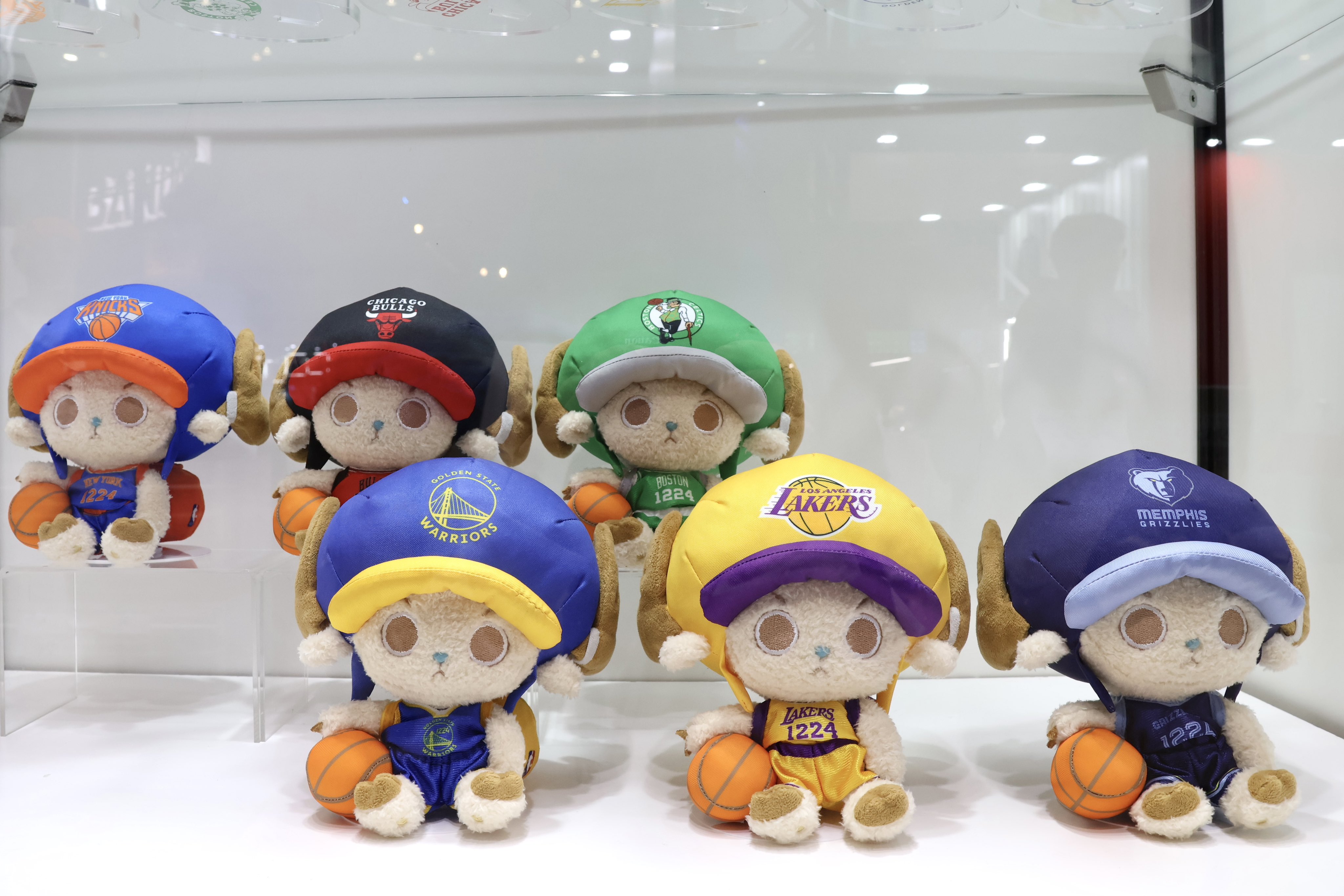 《ONE PIECE 海賊王》× NBA聯名登場!喬巴化身湖人、公牛、勇士球星,絨毛玩偶實體照搶先看 !