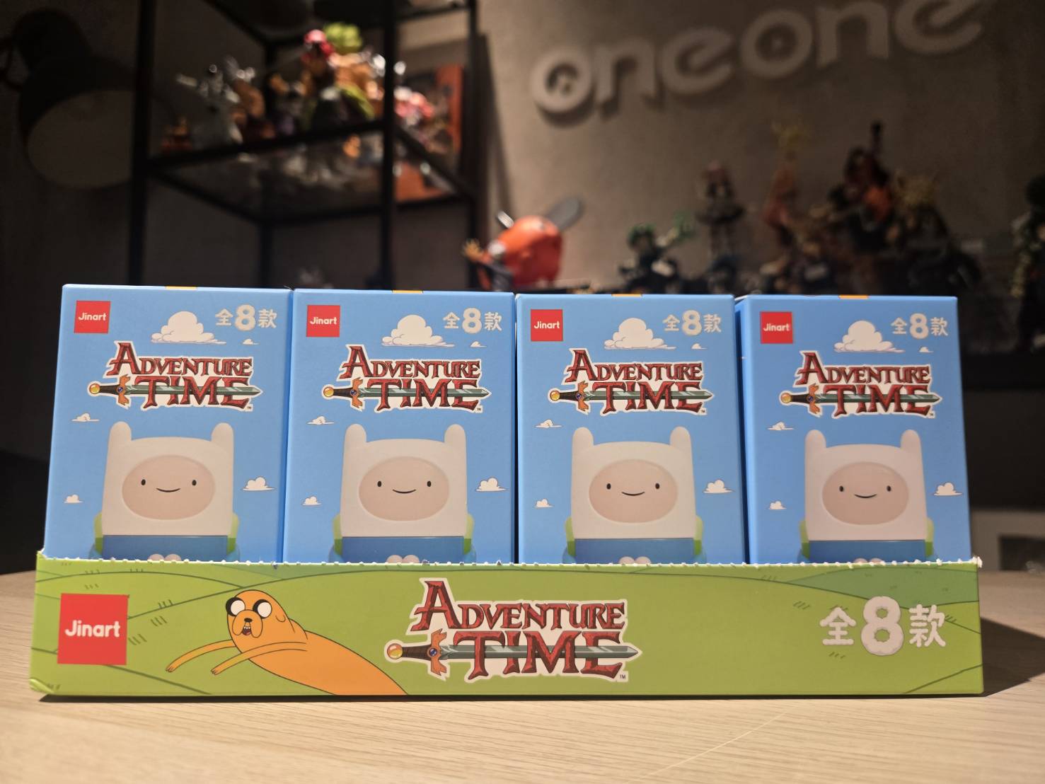 Jinart《Adventure Time 探險活寶》坐坐系列盲盒公仔,單盒盲盒外裝視覺主角以「阿寶」為主題