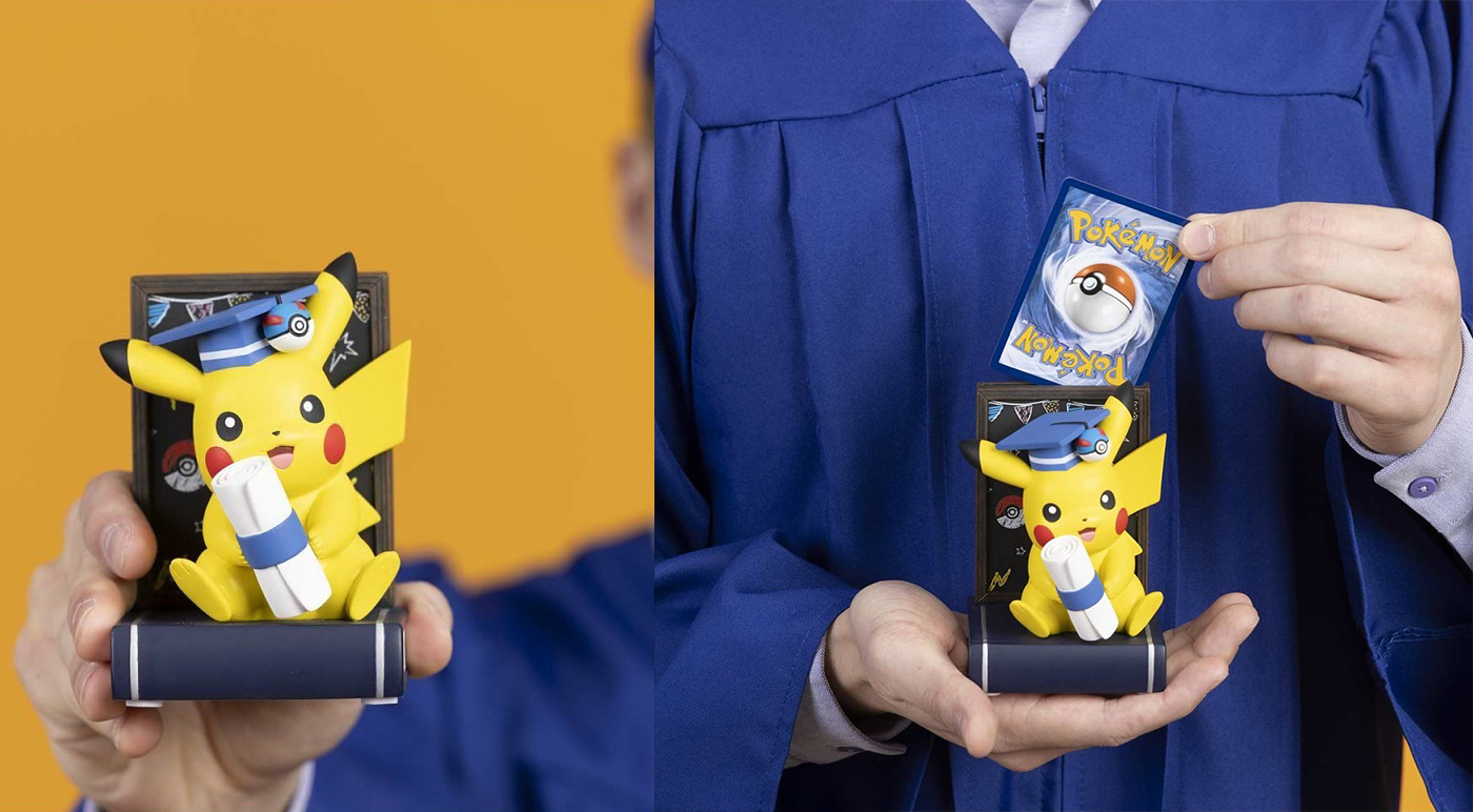 「Pok&eacute;mon Graduation」寶可夢畢業季《皮卡丘畢業公仔》新品登場！可放卡牌與照片全新收藏設計