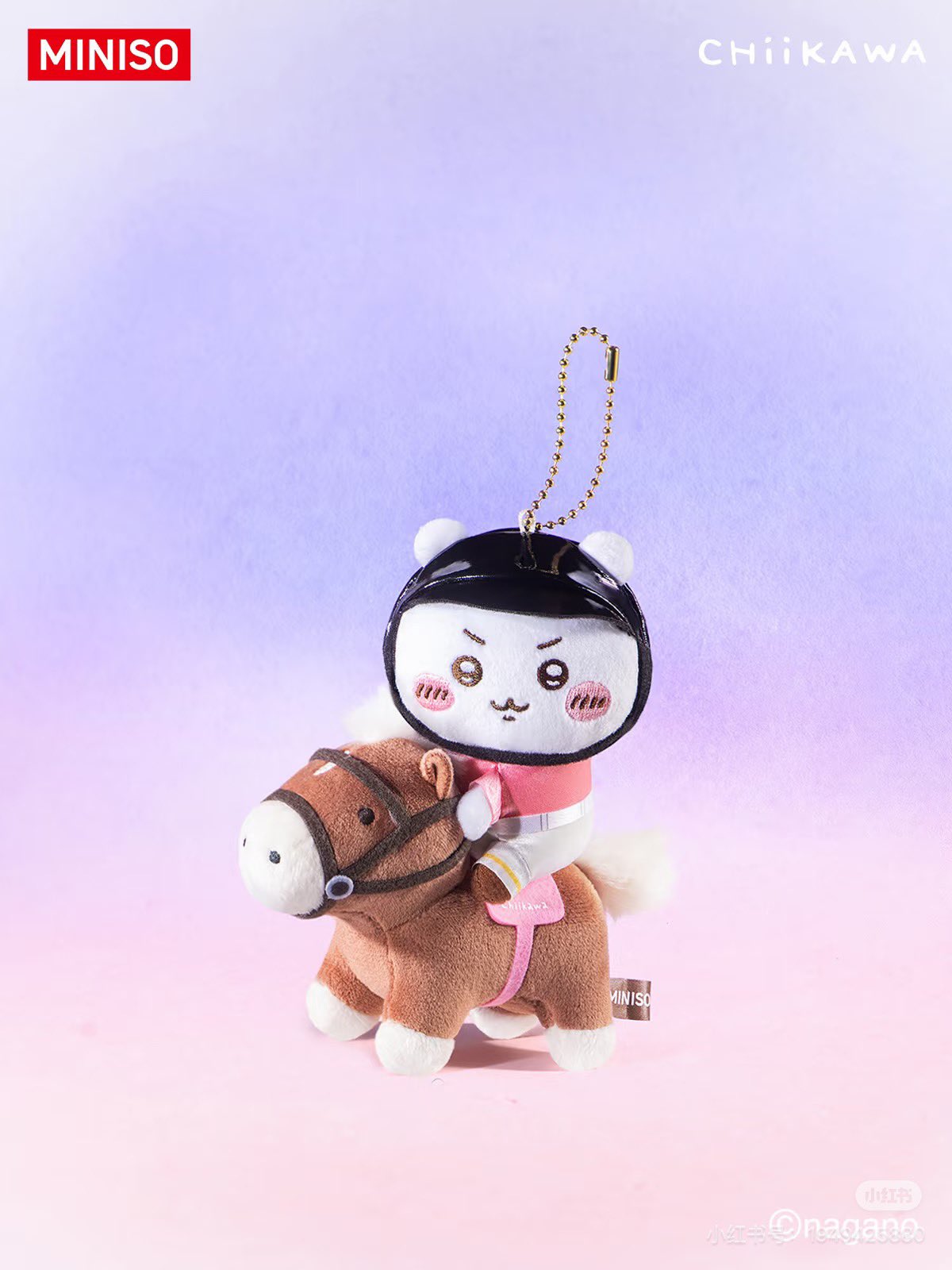 《Chiikawa吉伊卡哇&times;MINISO名創優品》聯名馬術系列 吉伊 絨毛吊飾