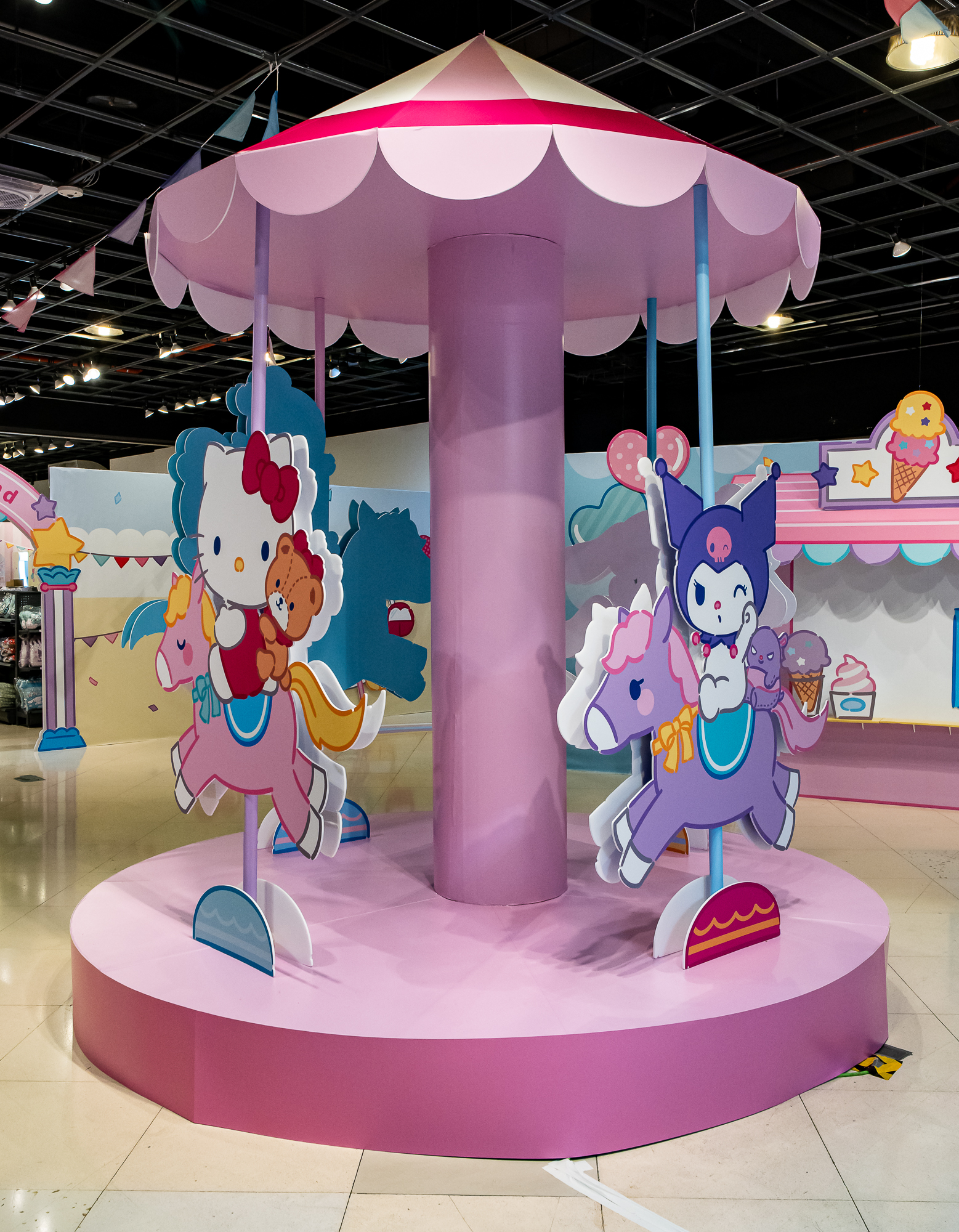 《三麗鷗繽紛遊樂園主題限定店》樂園五大打卡點「旋轉木馬」Hello Kitty、酷洛米