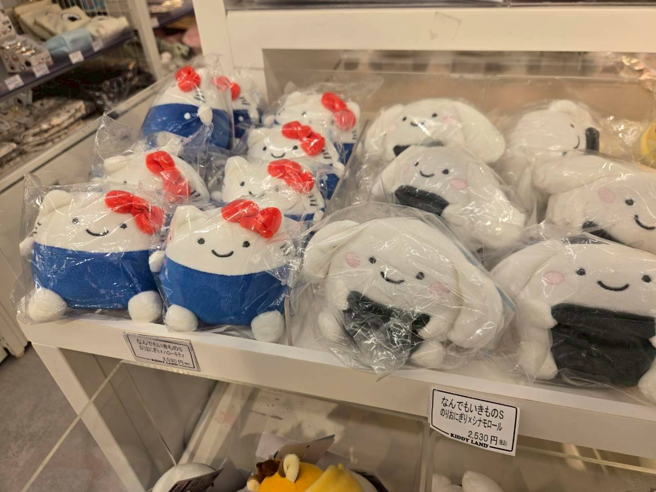 KIDDY LAND 新宿旗艦店|《朗萌綺盟》x《Sanrio三麗鷗》聯名絨毛周邊 Hello Kitty、大耳狗