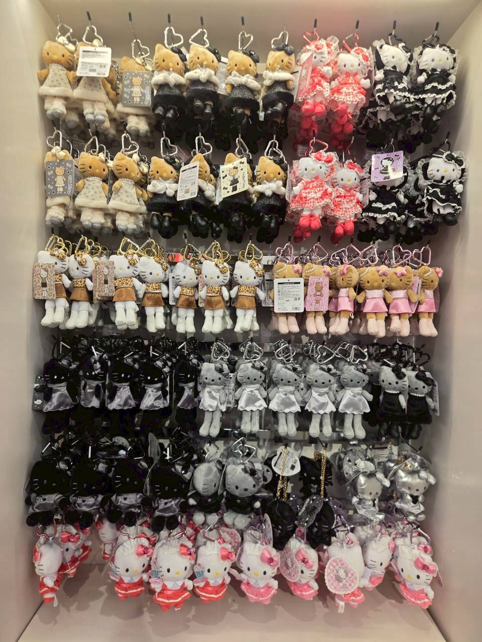 KIDDY LAND 新宿旗艦店|《Sanrio三麗鷗》曬黑系列絨毛周邊