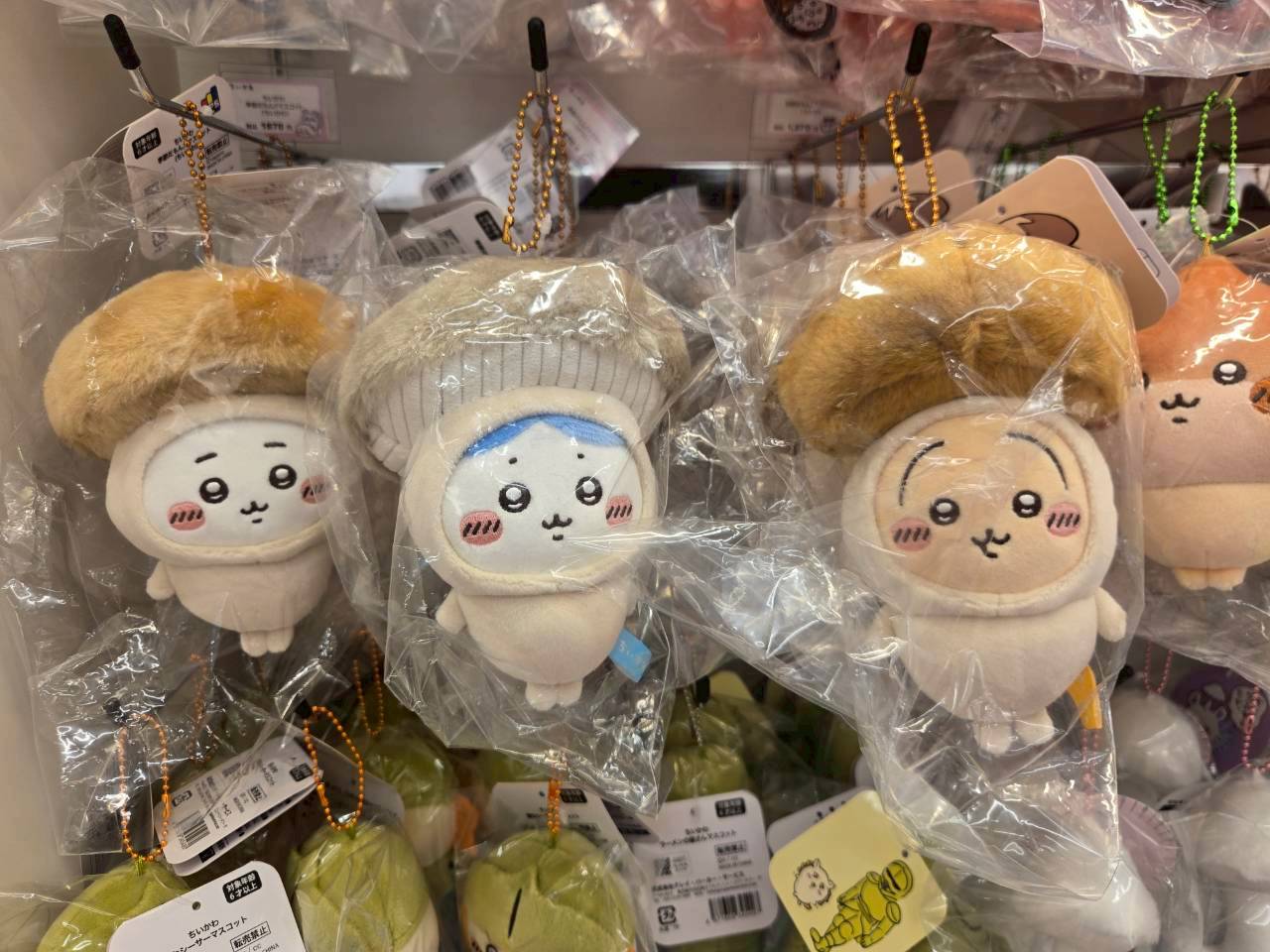 KIDDY LAND 新宿旗艦店|《Chiikawa吉伊卡哇》蘑菇裝絨毛吊飾