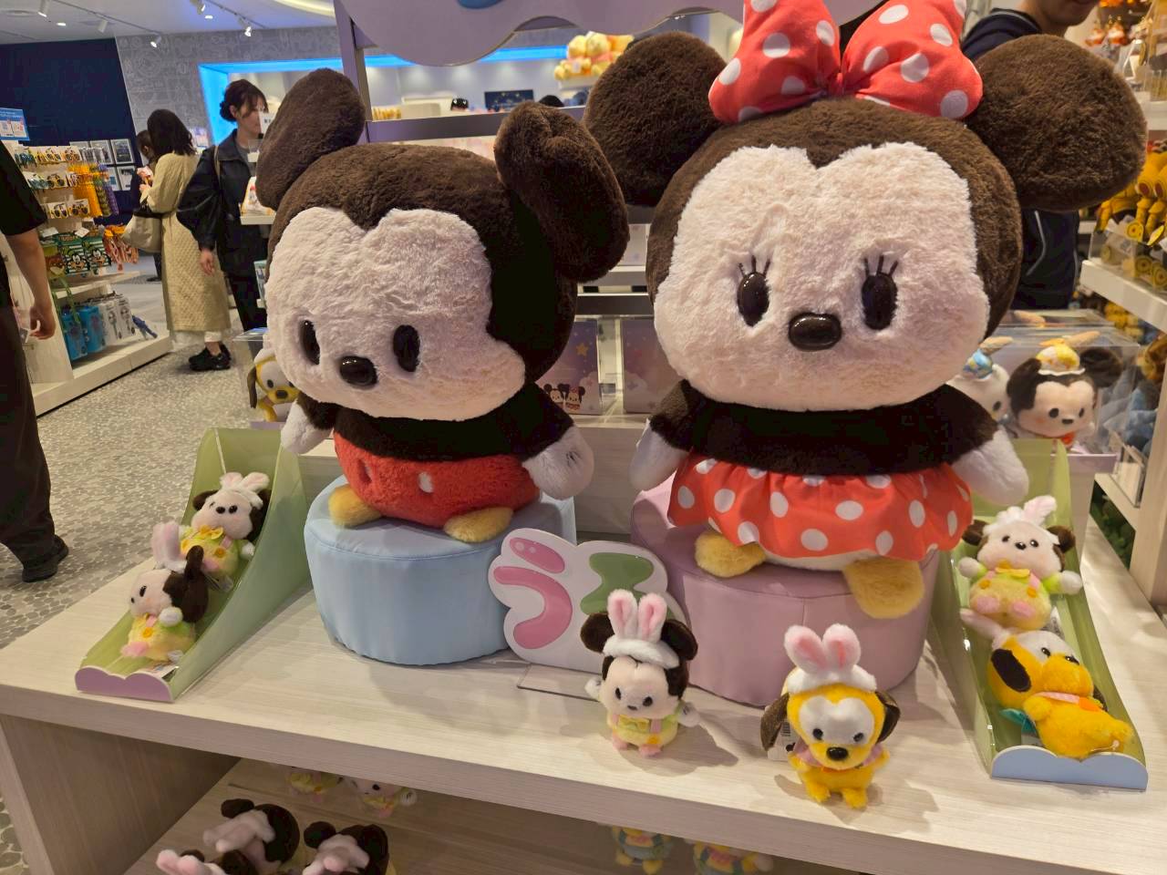 《Disney Store 新宿迪士尼旗艦店》1F：最新商品、限定周邊、玩偶區 & 「D-Made」客製化實驗室