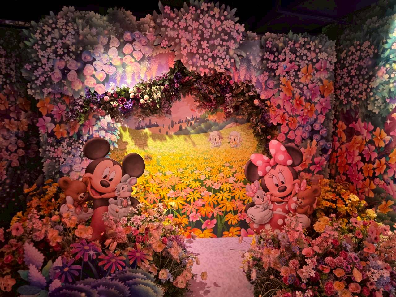 《Disney FLAGSHIP TOKYO 東京迪士尼旗艦店》B1 UniBestiez 花園區設計超夢幻