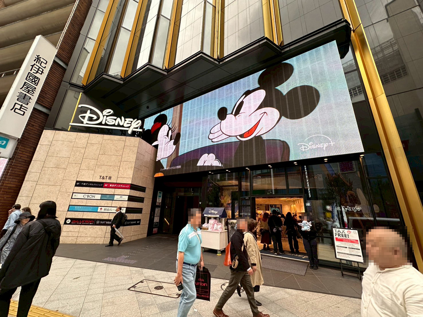 東京最大迪士尼商店！《Disney Store 新宿迪士尼旗艦店》三層樓超好逛
