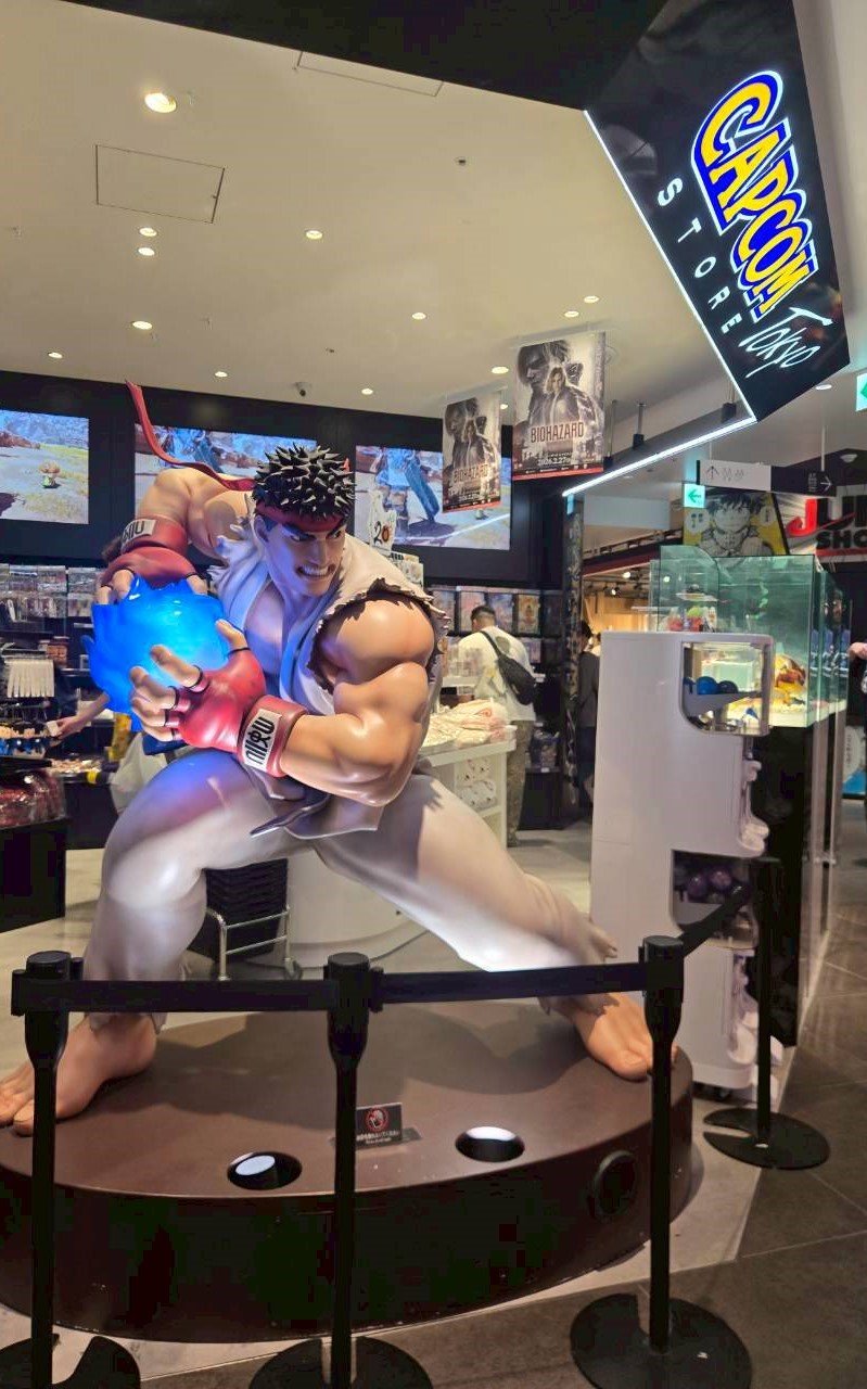 澀谷PARCO「CAPCOM STORE」｜《快打旋風》角色『隆』使出「波動拳」名場面模型化打卡點