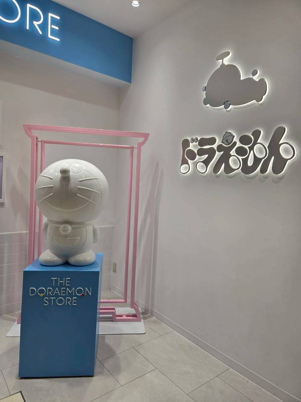 澀谷PARCO「THE DORAEMON STORE」｜以淺藍、白色簡約主打設計，門口放置「白色哆啦A夢」與「任意門」打卡裝置迎賓