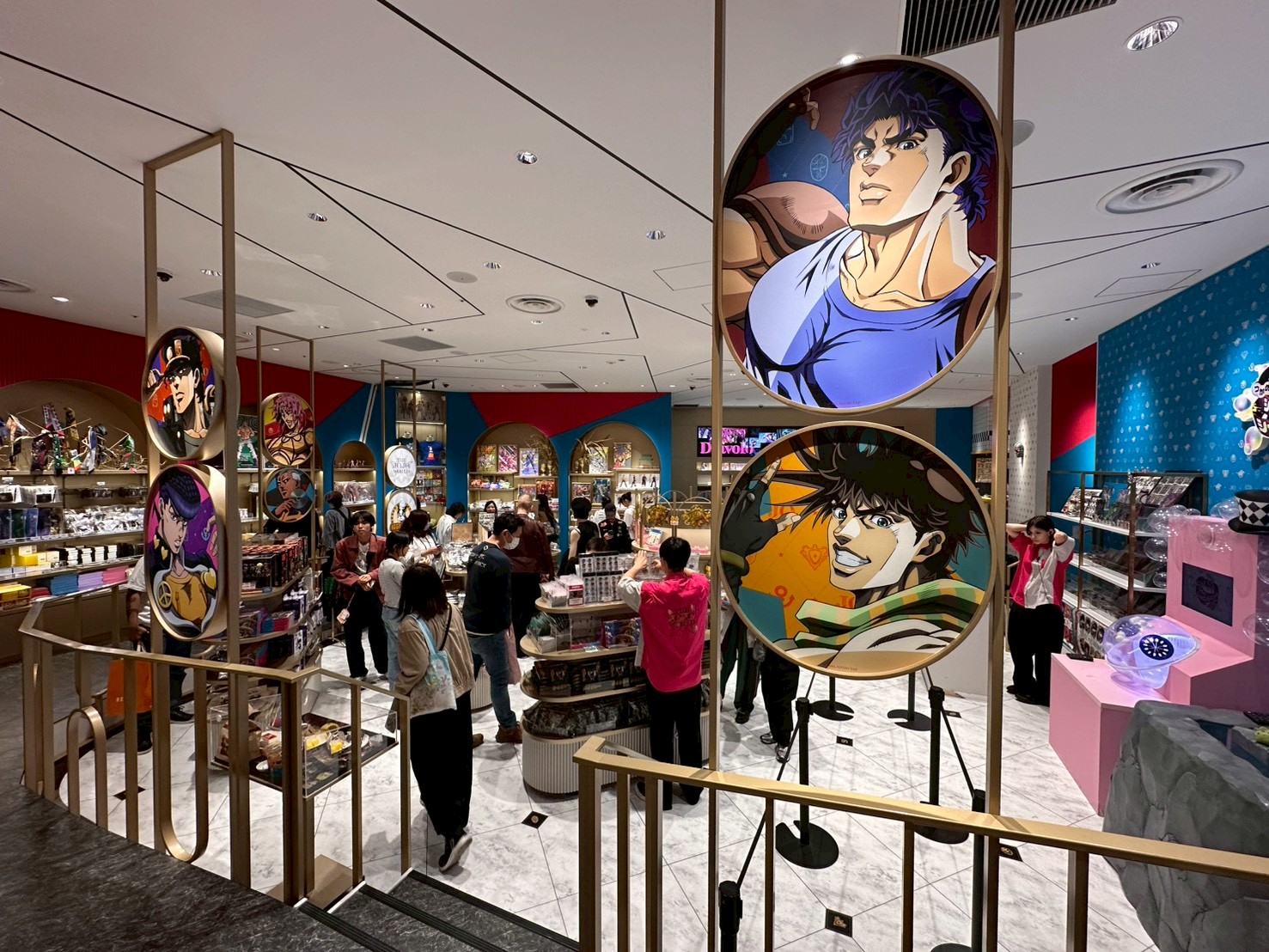 澀谷PARCO「THE★JOJO WORLD」｜店內以主要人氣角色環繞，彷彿走進JOJO世界