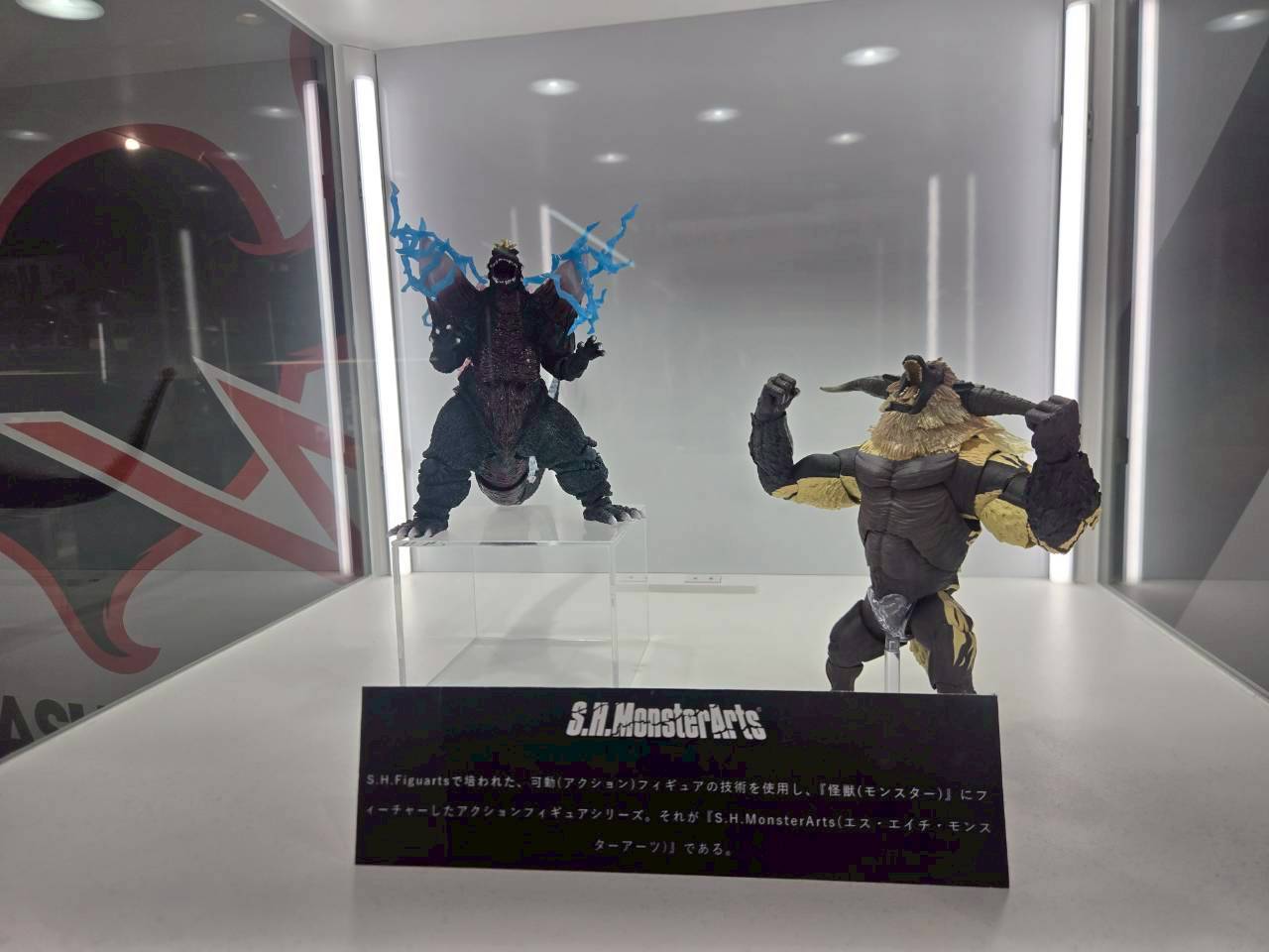 BANDAI NAMCO Cross Store 東京「MegaHouse Official Store」S.H.MonsterArts 系列展示區 哥斯拉、《魔物獵人》激昂金獅子