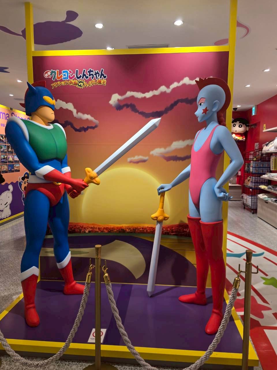 1993 年《蠟筆小新：動感超人VS高衩魔王》「動感超人」與首位反派「高衩魔王」的經典對決名場面等身大模型