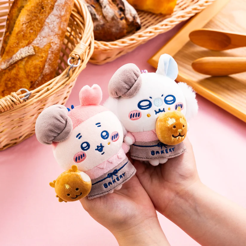 《Chiikawa Bakery 吉伊卡哇麵包店》店員造型絨毛玩偶吊飾登場!