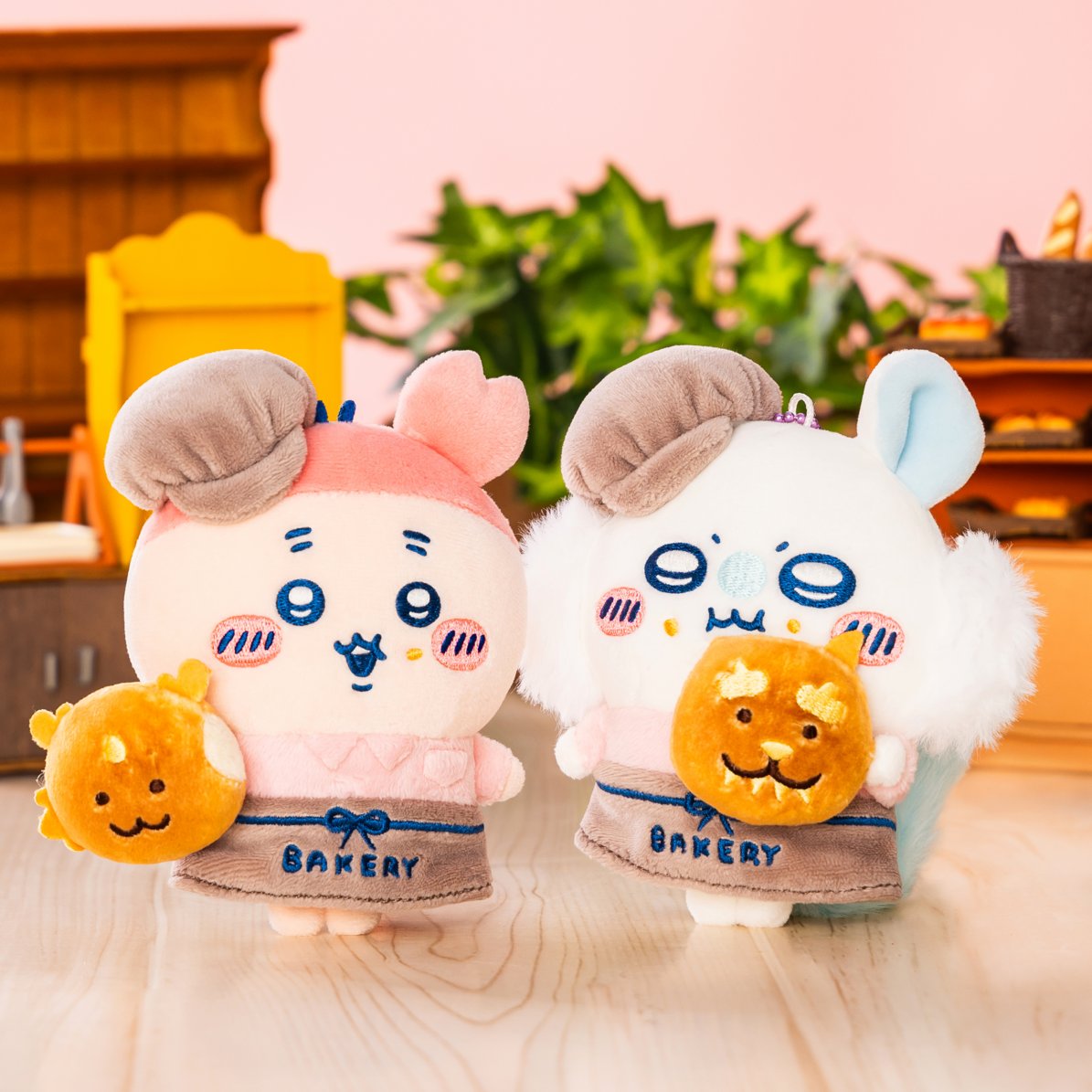 《Chiikawa Bakery 吉伊卡哇麵包店》店員造型絨毛玩偶吊飾登場!小桃鼠與古本屋可愛指數破表