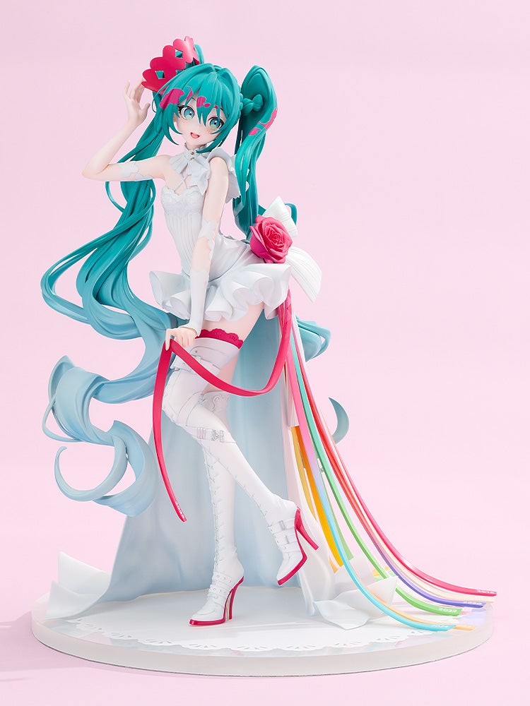賽車初音15週年紀念模型正式開放預購！純白禮服＋彩虹緞帶打造歷代榮光集大成