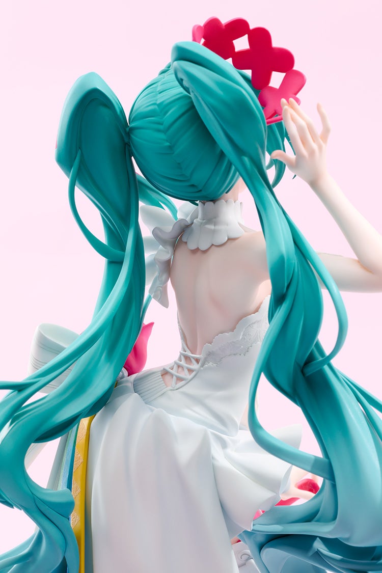 賽車初音15週年紀念模型正式開放預購！純白禮服＋彩虹緞帶打造歷代榮光集大成