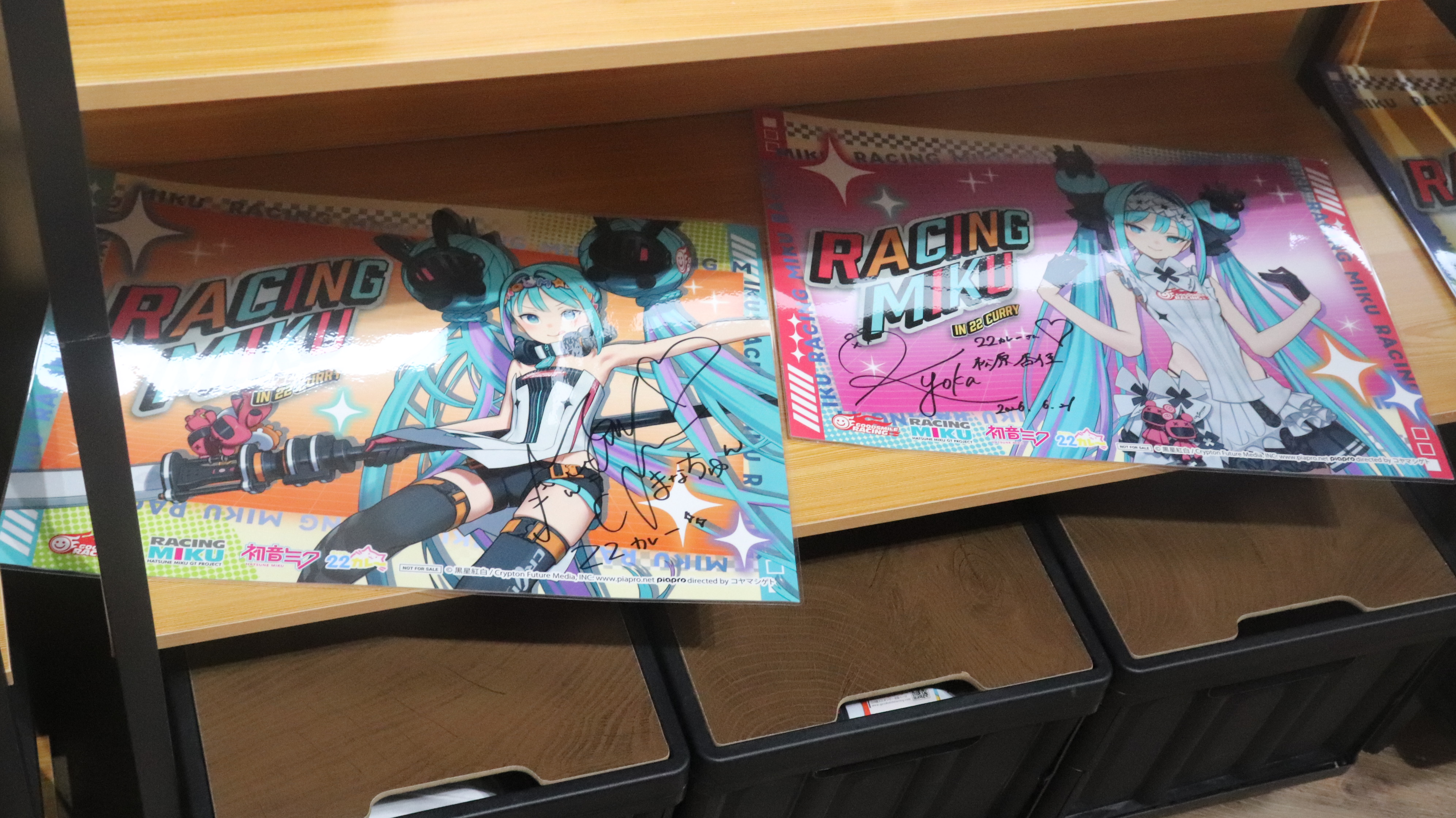 『RACING MIKU 2026 ver. 聯名咖啡廳 in A-BASE』店內打造賽車未來沉浸式打卡空間
