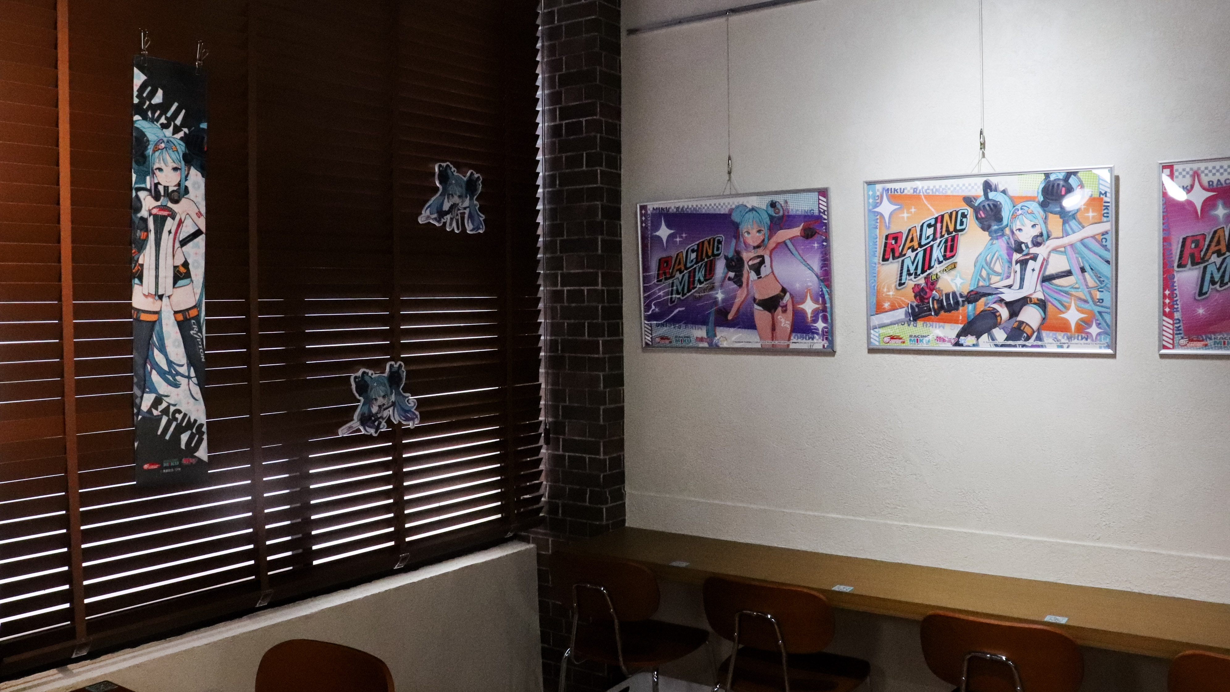 《RACING MIKU 2026 ver.》賽車未來「A-BASE」聯名咖啡廳 店內裝飾搶先看