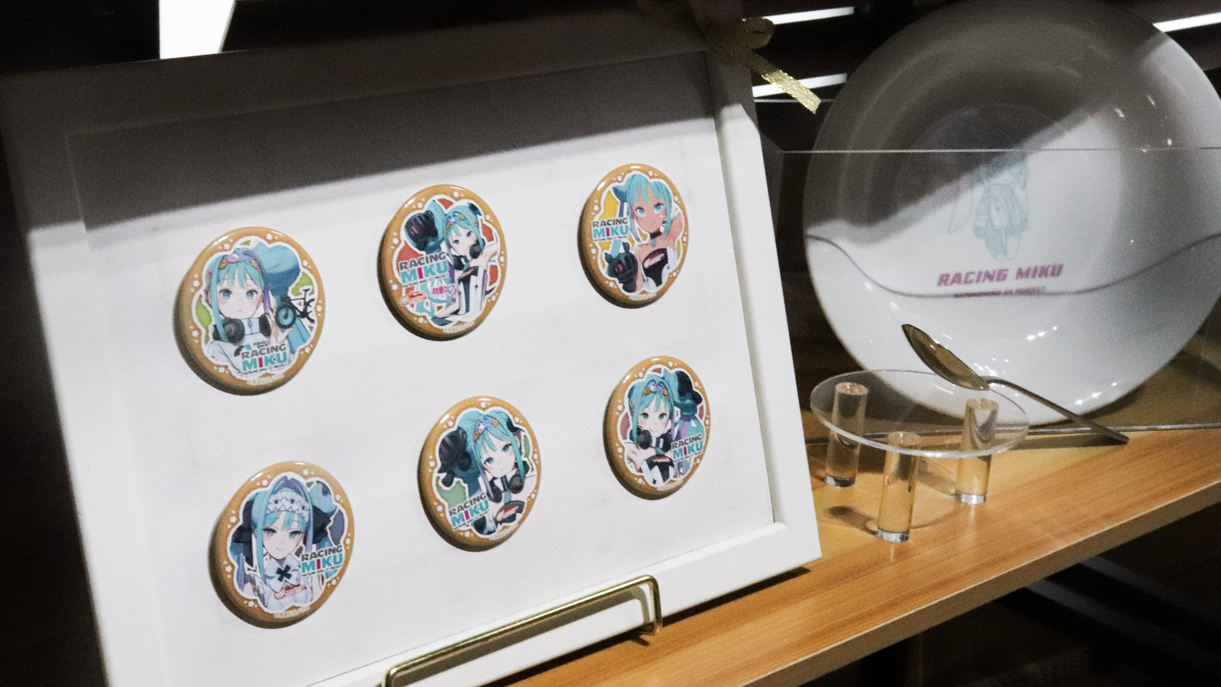 西門町 A-BASE《RACING MIKU 2026 ver.》賽車未來限定周邊 隨機貓咪造型雷射徽章