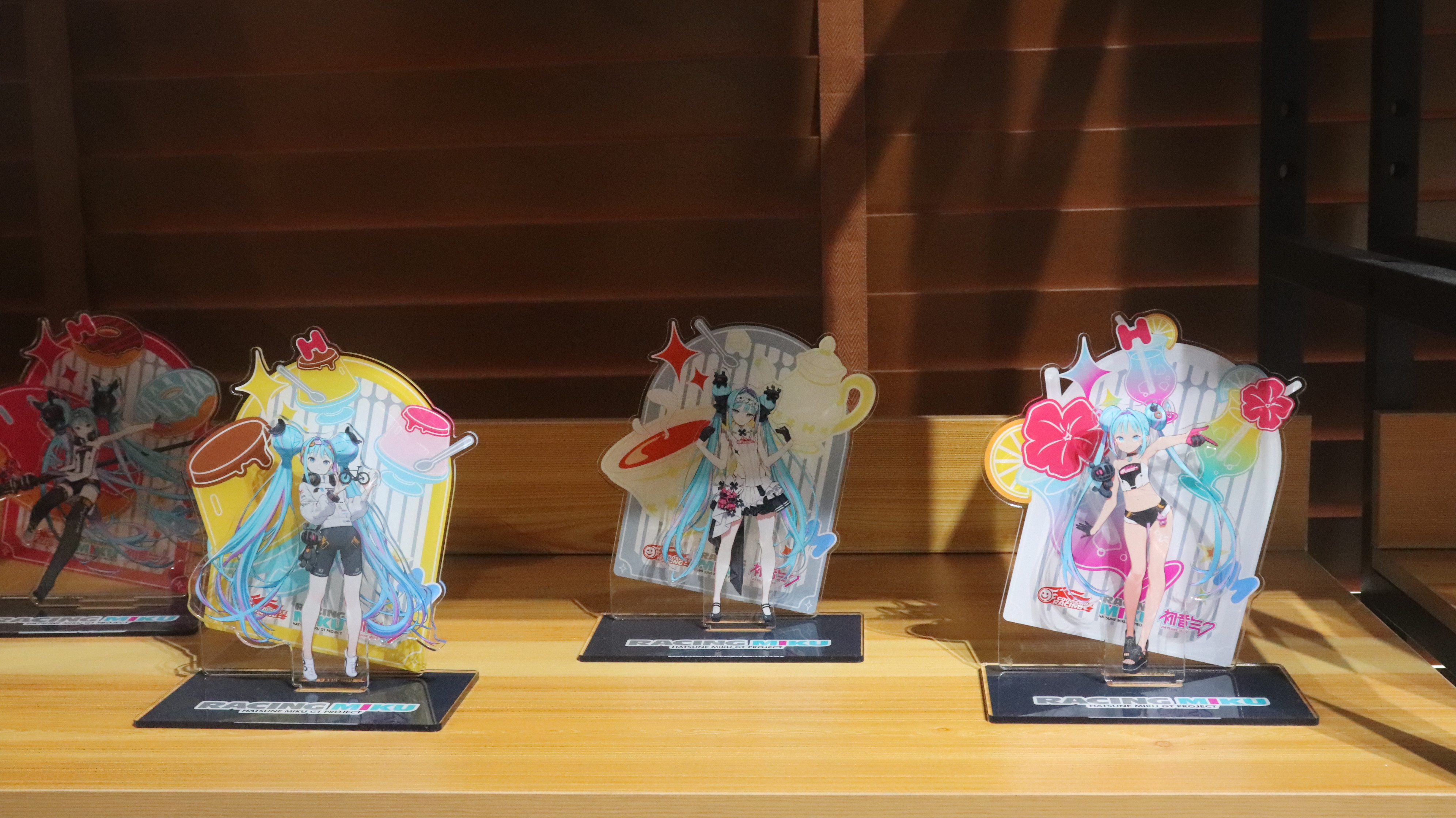 西門町 A-BASE《RACING MIKU 2026 ver.》賽車未來限定周邊 壓克力場景立牌