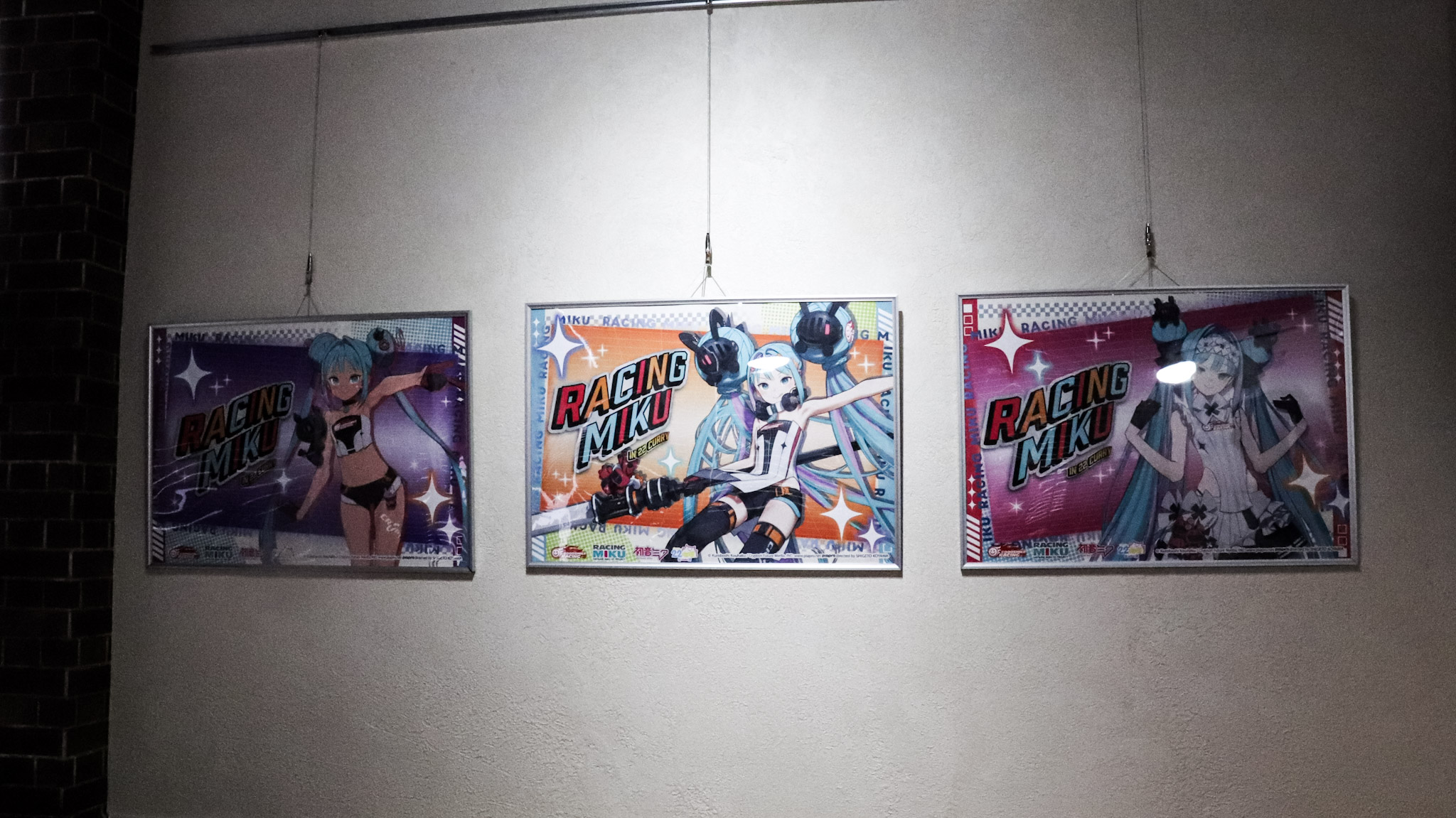 《RACING MIKU 2026 ver.》賽車未來「A-BASE」聯名咖啡廳 店內裝飾