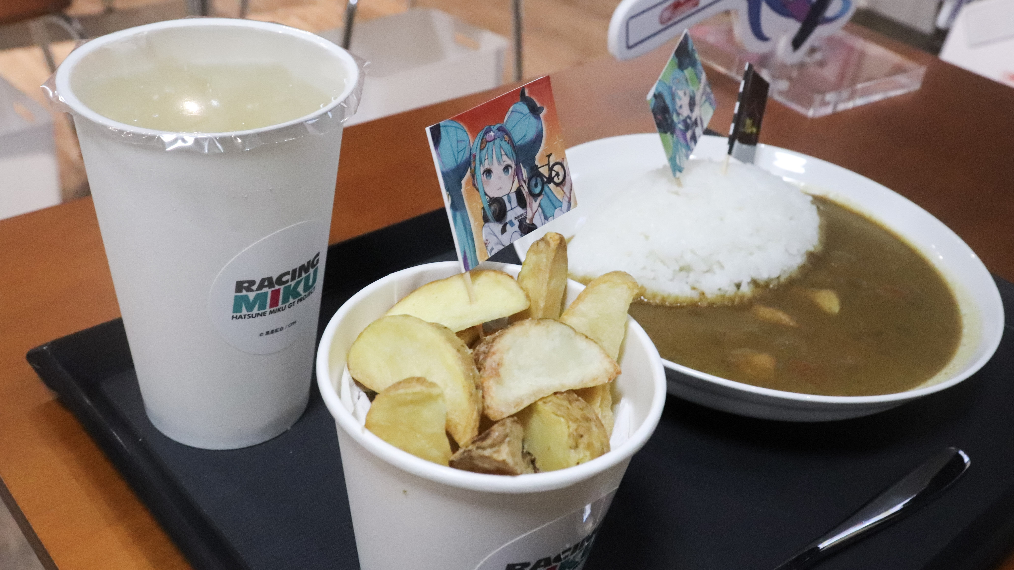 『RACING MIKU 2026 ver. 賽車未來聯名咖啡廳 in A-BASE』秋葉原22咖哩聯名登台!限定咖哩與飲品同步推出