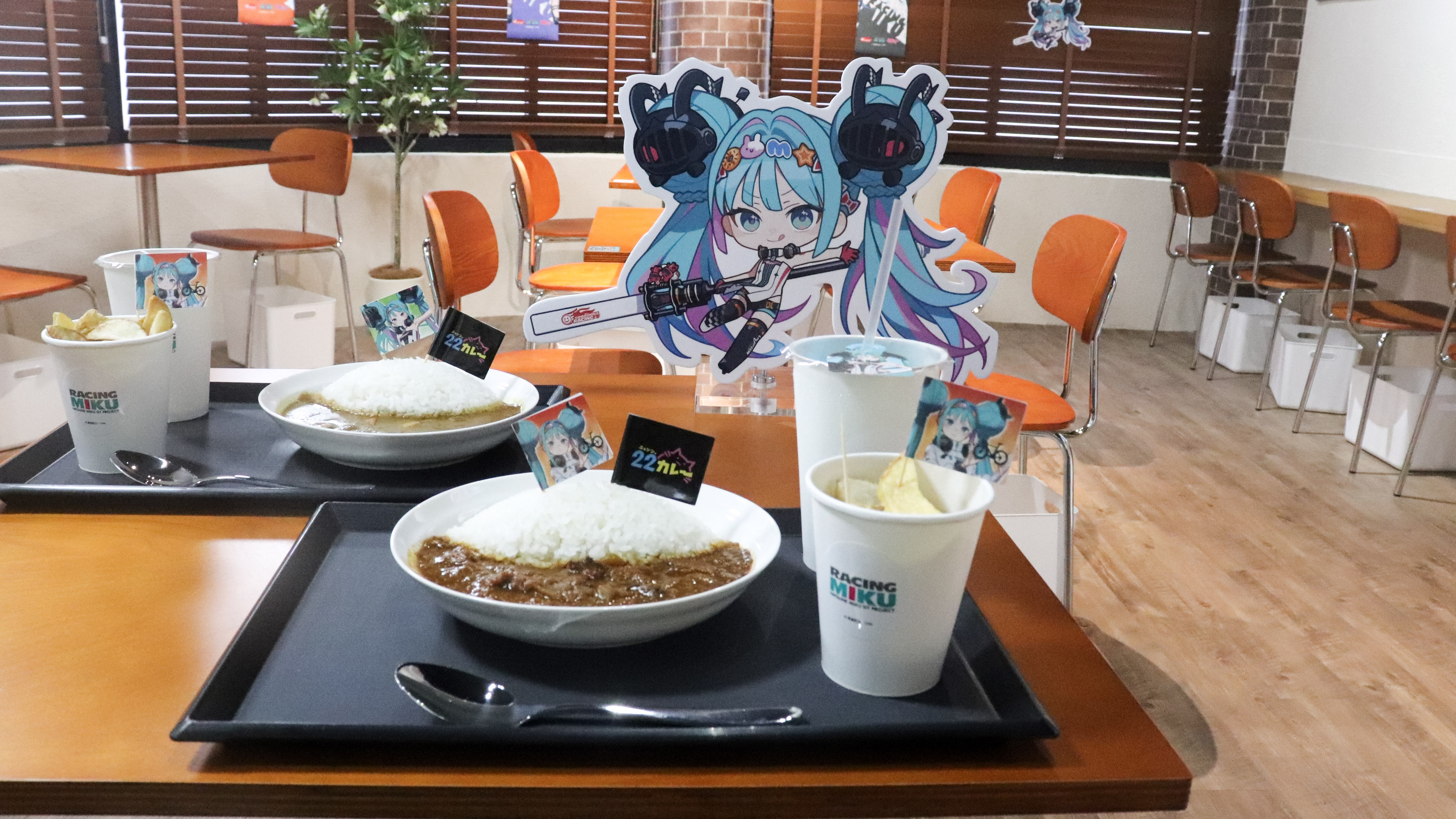 『RACING MIKU 2026 ver. 聯名咖啡廳 in A-BASE』秋葉原22咖哩聯名登台!限定咖哩與飲品同步推出