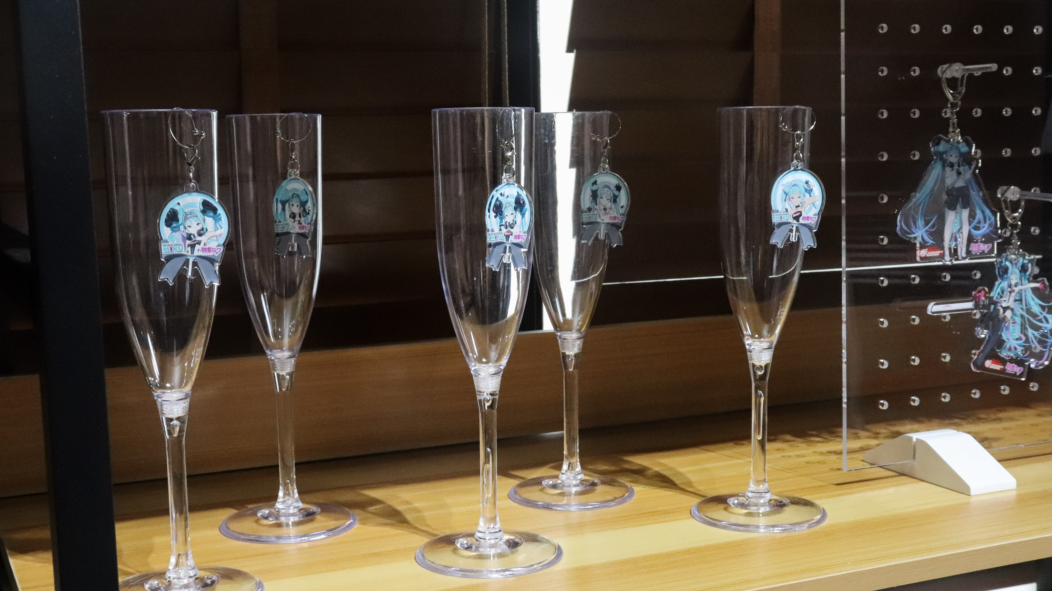 西門町 A-BASE《RACING MIKU 2026 ver.》賽車未來限定周邊 杯緣吊飾