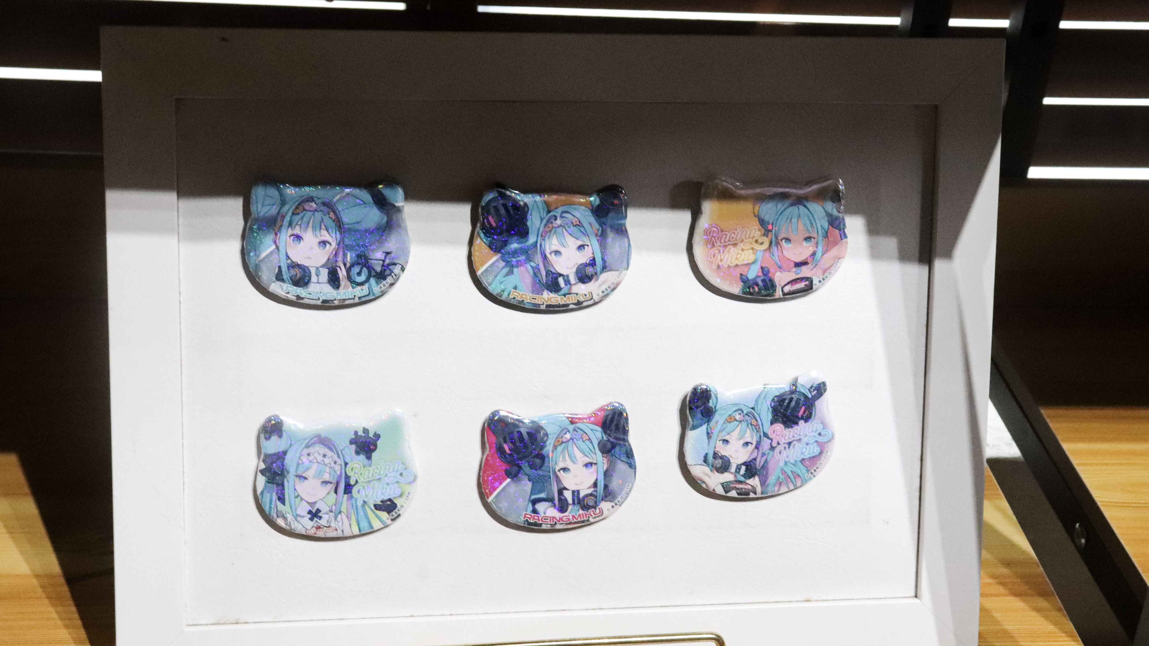 西門町 A-BASE《RACING MIKU 2026 ver.》賽車未來限定周邊 隨機貓咪造型雷射徽章
