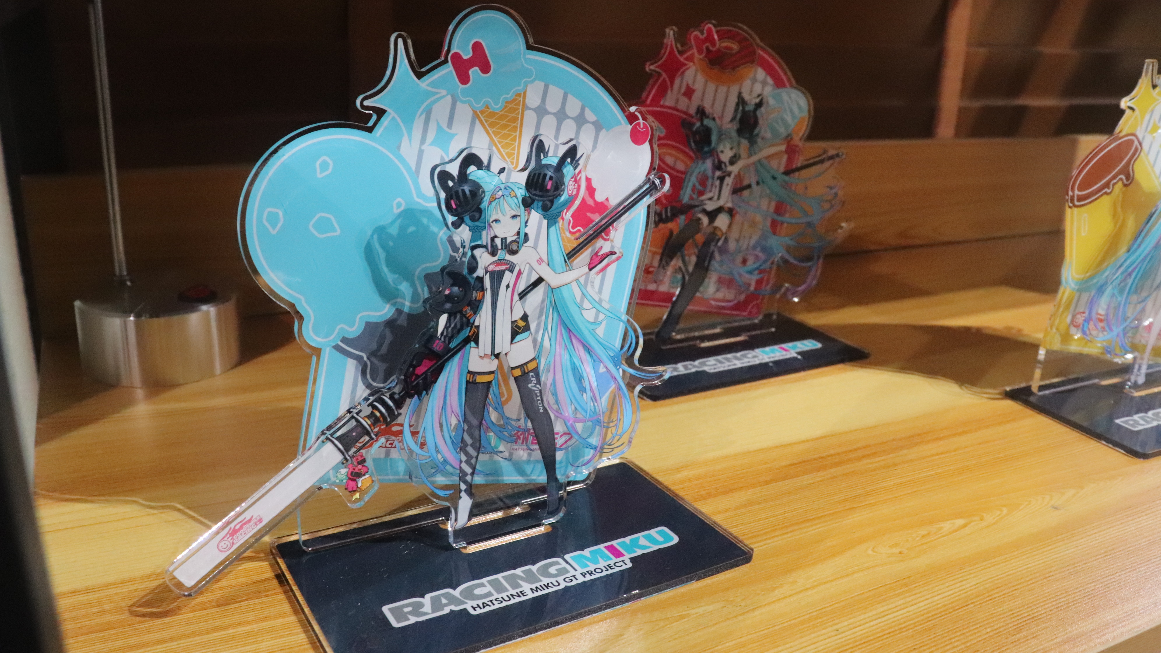西門町 A-BASE《RACING MIKU 2026 ver.》賽車未來限定周邊 6款壓克力場景立牌