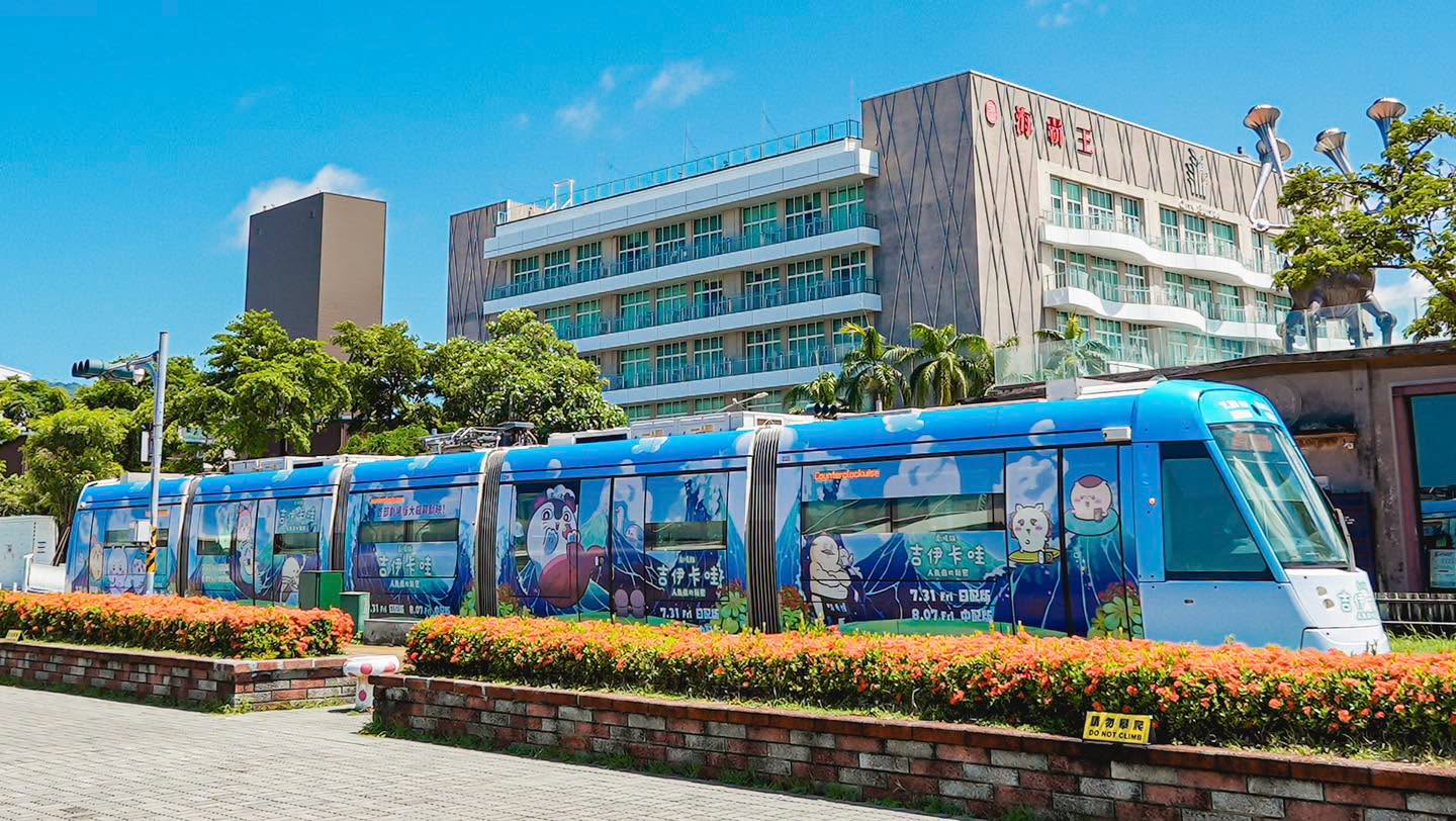 高雄輕軌全面換裝!《吉伊卡哇》暑假全面可可愛愛洗版